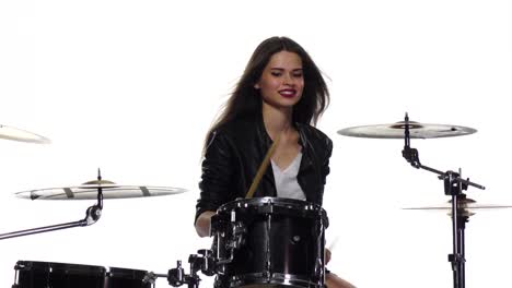 mujer tocando la batería