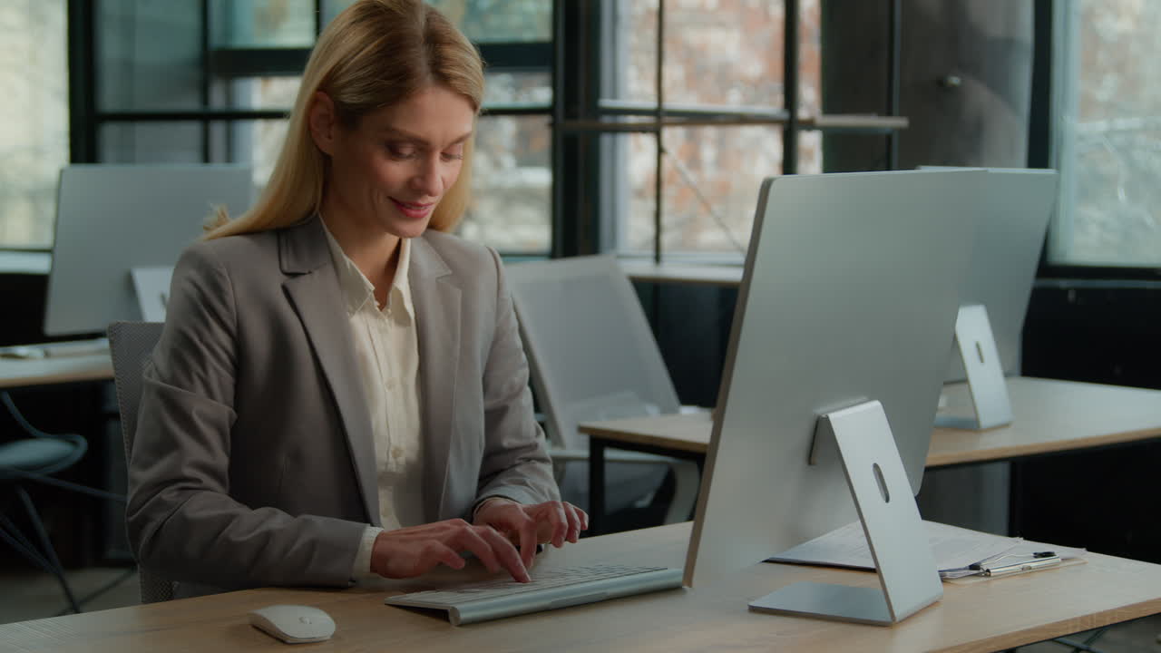 Geschäftsfrau arbeitet am Computer im modernen Büro