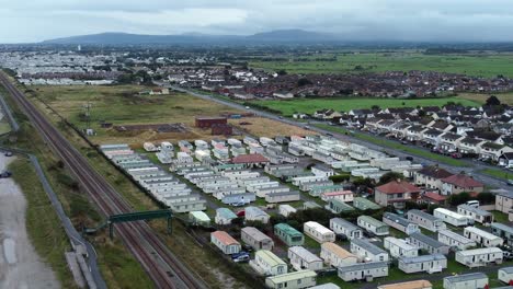 remolque de caravana estática frente a la playa ferrocarril estancia casa de vacaciones campamento complejo vista aérea ascendente