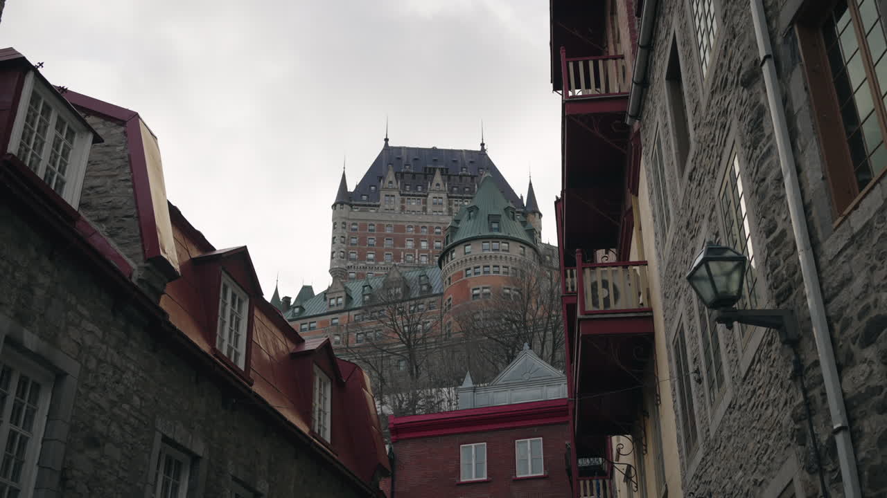 hermosa vista del chateau frontenac en quebec, canadá - inclinación hacia arriba meium shot