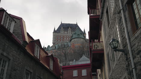 Hermosa-Vista-Del-Chateau-Frontenac-En-Quebec,-Canadá---Inclinación-Hacia-Arriba-Meium-Shot