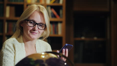 Eine-Frau-Schaut-Sich-Einen-Schönen-Globus-In-Der-Bibliothek-An