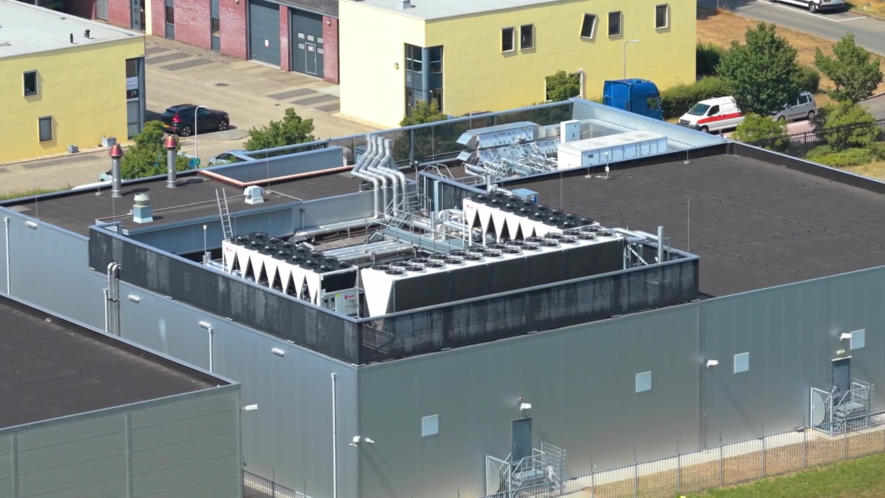Industrielle HVAC-køleenheder på lagerbygningens tag