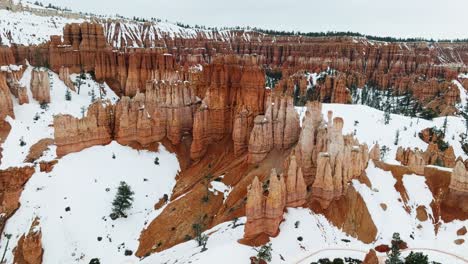 parque nacional bryce, hoodoos con nieve durante el invierno en utah, ee.uu. - toma aérea de drones