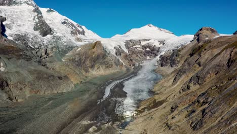 vista aérea lenta del glaciar grossglockner, pasterze, hohe tauern, alpes austriacos, austria