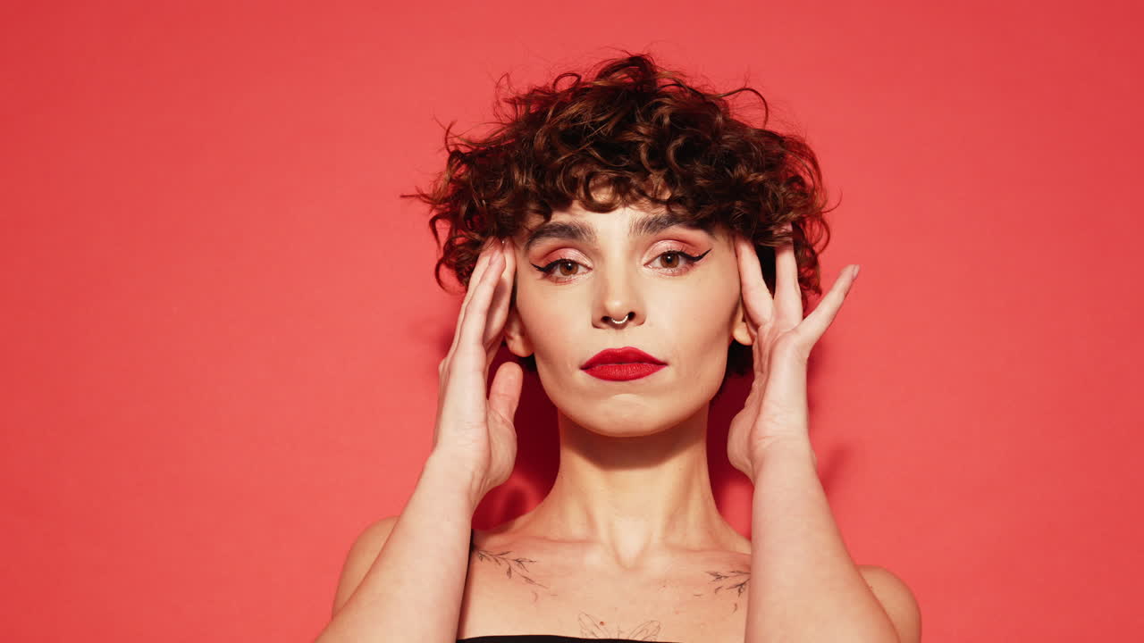 젊은 자신감있는 갈색 여성의 패션 아름다움 초상화