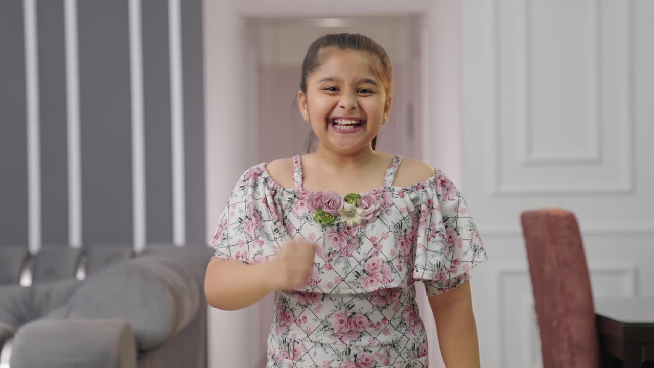 niña india enérgica animando y celebrando