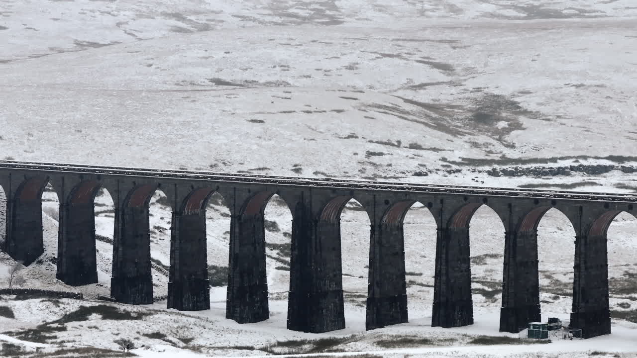 긴 렌즈 공중 드론 촬영 눈이 쌓인 리블헤드 다이아트 (ribblehead viaduct) 가 겨울에 요크셔 데일즈 (yorkshire dales) 에서