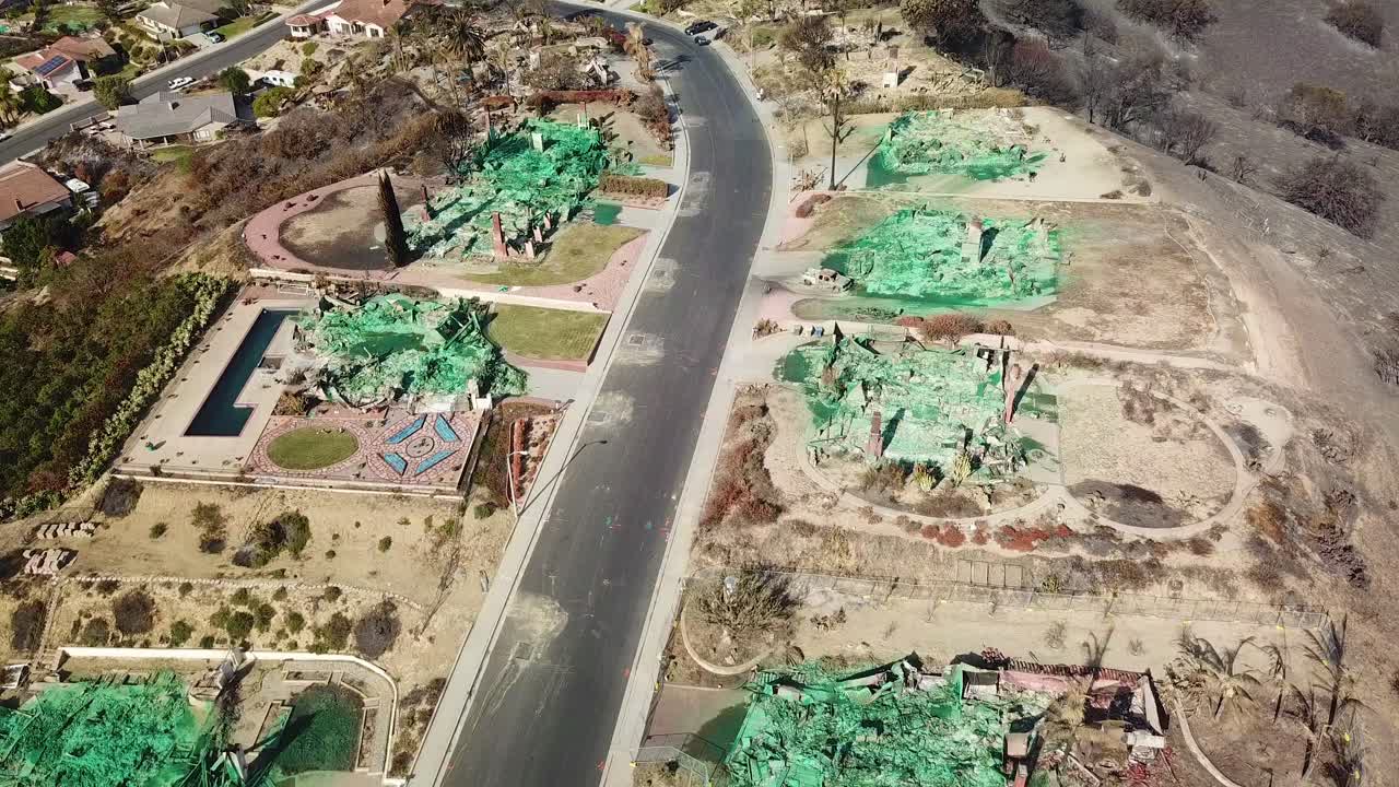 2017 - antena sobre un barrio en ventura california destruido por el incendio de thomas 2