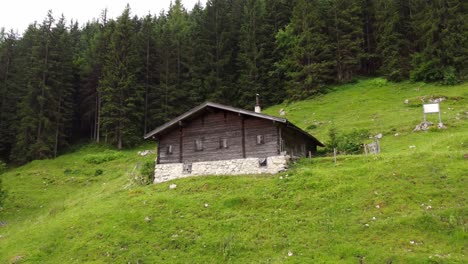 Antigua-Cabaña-De-Madera-En-Los-Alpes-Austriacos---Imágenes-De-Drones