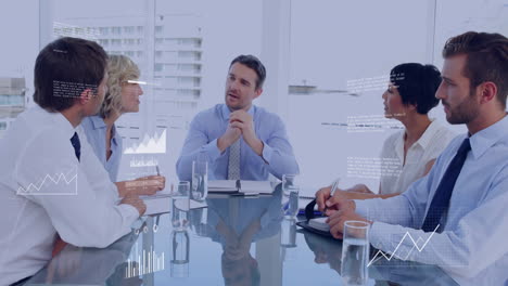 animación del procesamiento de datos financieros sobre diversas personas de negocios en la reunión en la oficina