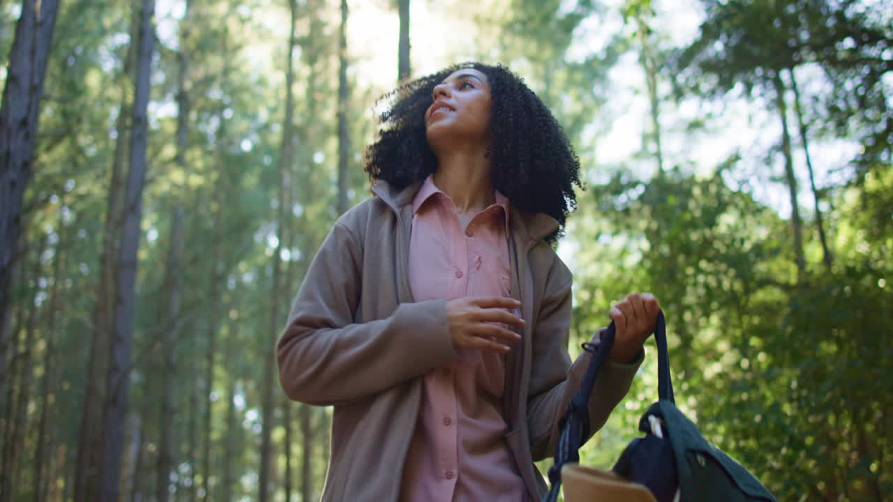 mujer caminando en el bosque