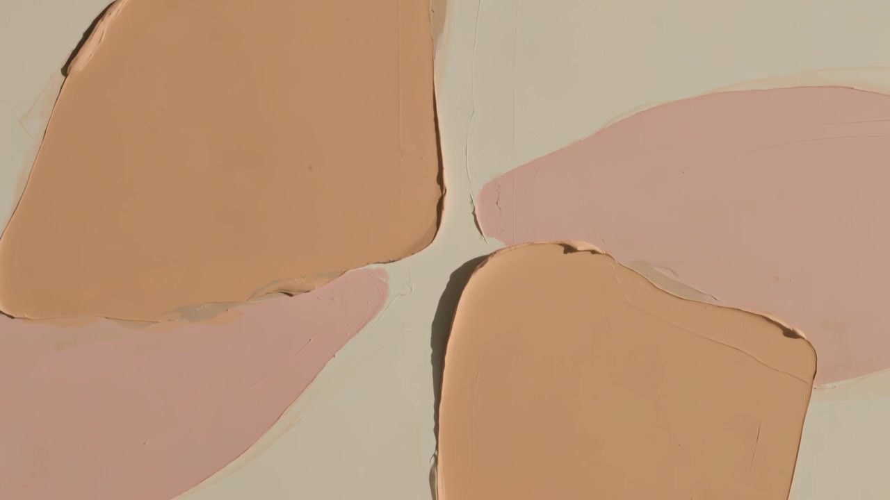 Tre malingsprøver bevæger sig mod midten på et beige lærred, der afslører en tynd søm, som reaktion på et rammeskift.