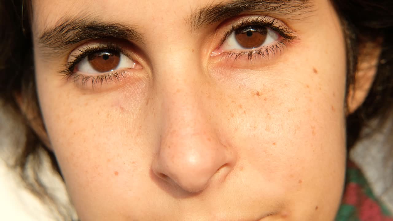 hermoso primer plano de ojos marrones abiertos de mujer joven