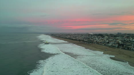 Drone-Aéreo-Panorámico-Sobre-El-Vibrante-Horizonte-Del-Atardecer-Manhattan-Beach-California