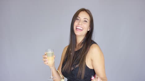 una mujer vivaz divirtiéndose en una fiesta de año nuevo.
