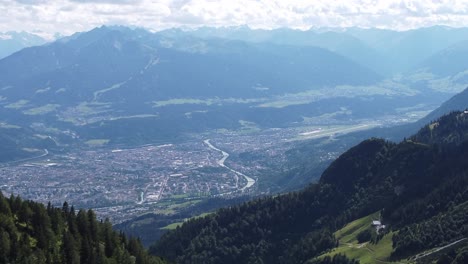 Ciudad-De-Innsbruck-Y-Valle-De-Inn-Visto-Desde-La-Cima-De-La-Montaña