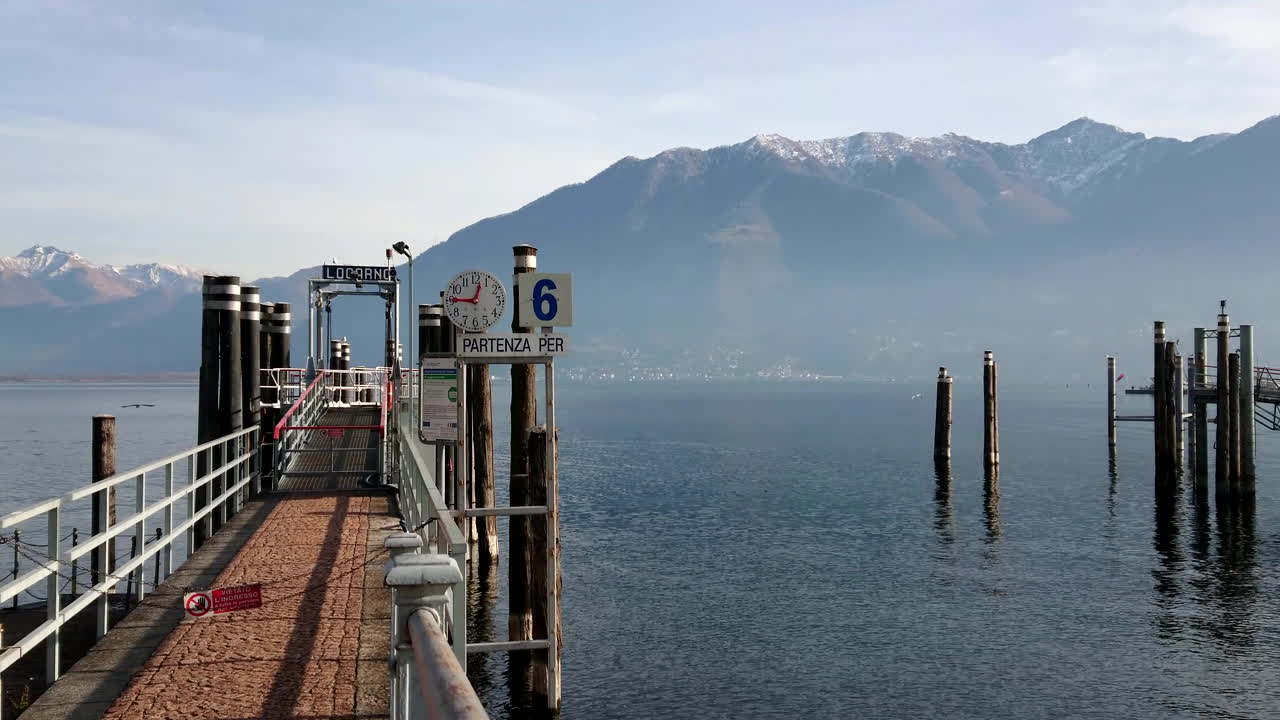 로카르노 스위스 4k의 마조레 호수 기슭에 있는 부두