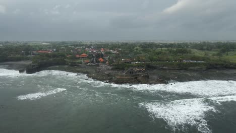 Bewölkter,-Flacher,-Heller-Schwenk-über-Küstenfelsen-Am-Tanah-Lot-Tempel-Auf-Bali