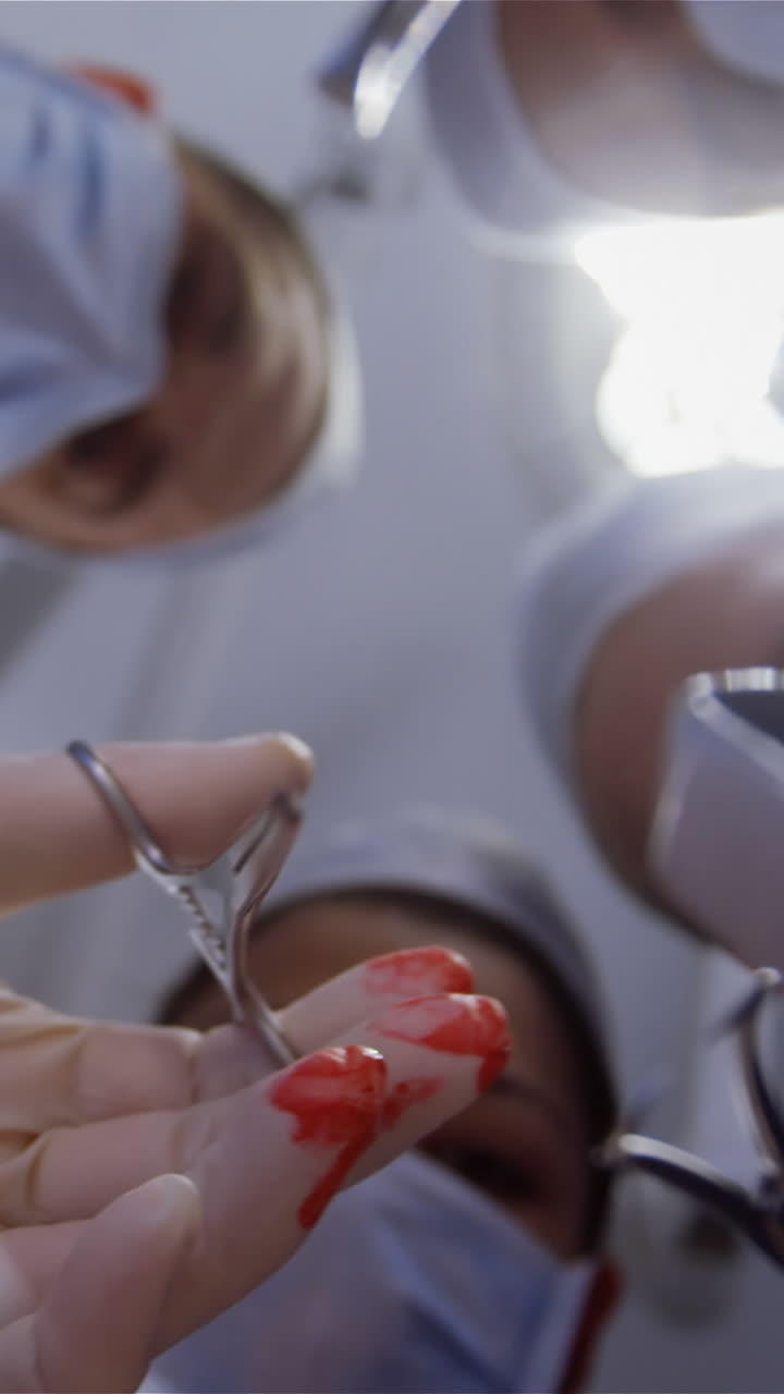 수술 팀 이 수술실 에서 환자 를 수술 하고 있다