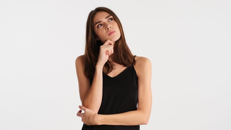 una mujer caucásica pensativa posando frente a la cámara.