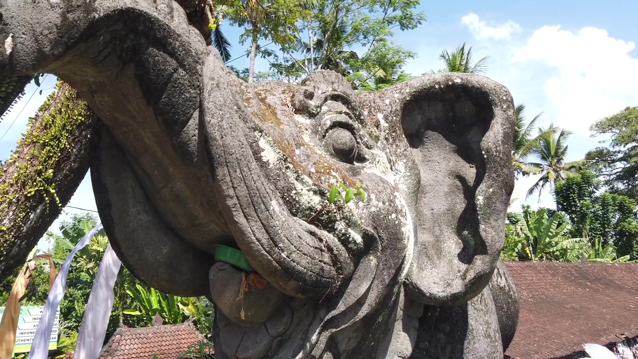 Endonezya, Bali, Ubud'daki Goa Gajah Tapınağı'nda Oyma Taş Fil Heykeli Yakın Plan Görünümü