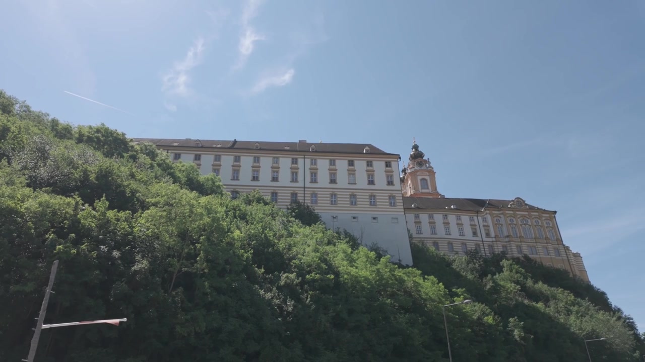 Ampia veduta 4K dell'edificio storico dell'Abbazia di Melk, costruita su una collina in Austria, Europa.