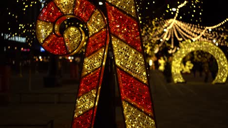 Hermosa-Revelación-En-Cámara-Lenta-De-Un-&quot;bastón-De-Caramelo&quot;-Navideño-LED-Ornamental-Gigante-En-El-Parque-Landsdowne,-En-Ottawa,-Canadá