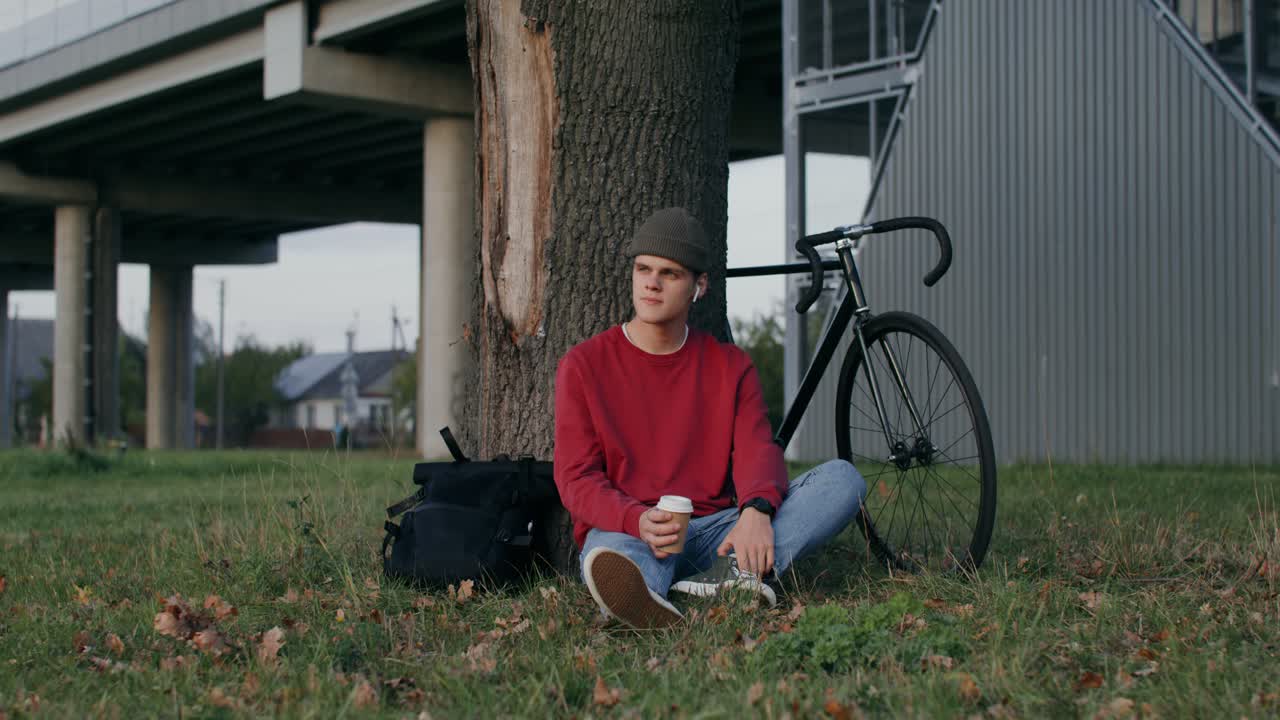 joven relajándose con café y bicicleta