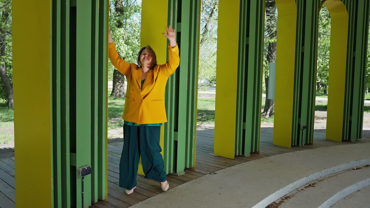 Mujer feliz bailando en un parque