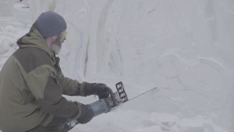 tallador de hielo en el trabajo