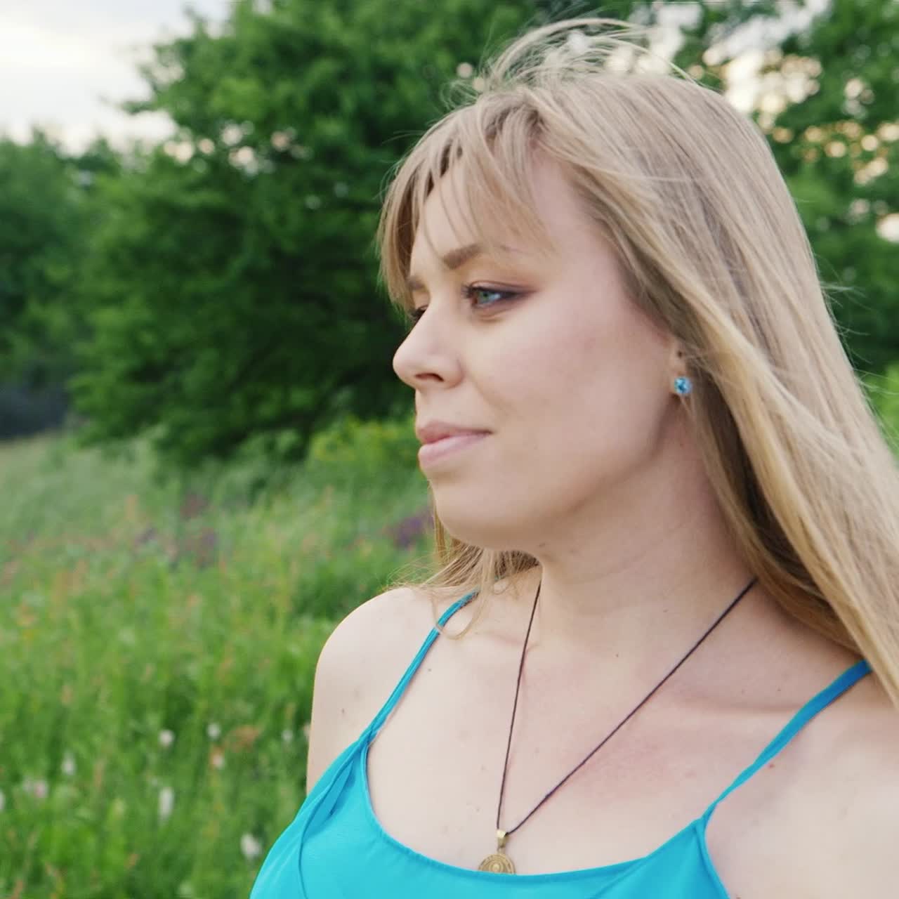 풀밭에 금발 임신한 여자