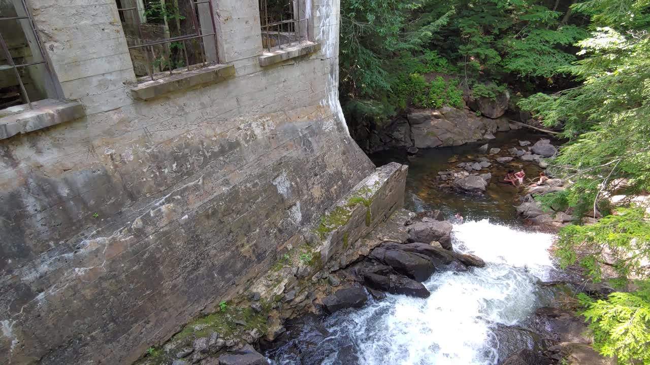 숲 속 버려진 집을 지나 돌진하는 개울