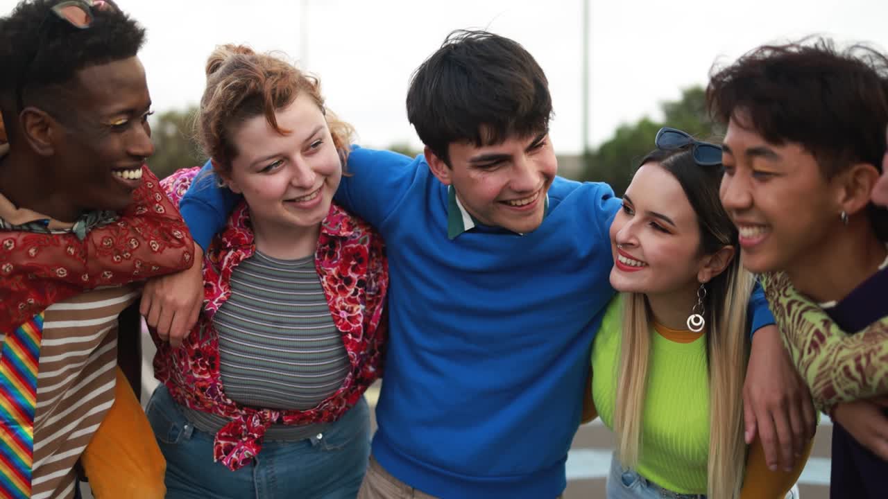 jóvenes diversos divirtiéndose al aire libre riendo juntos