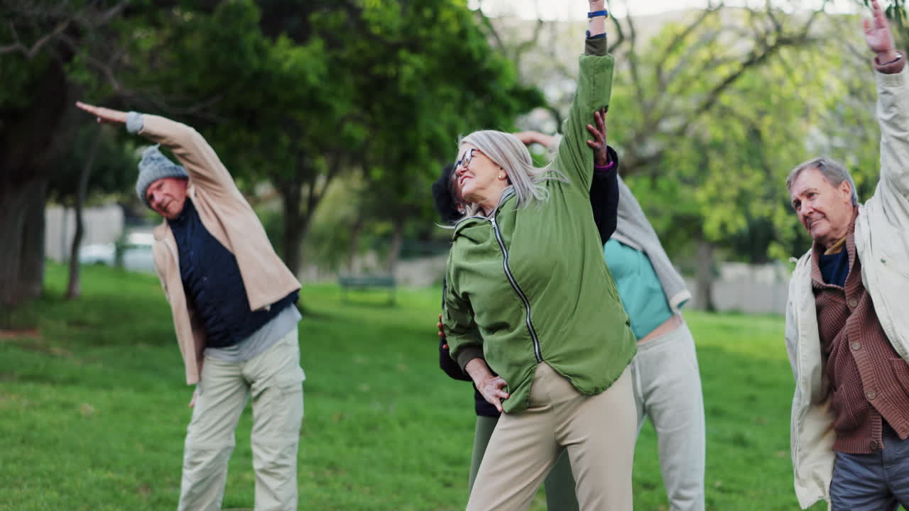 clase de yoga, parque y personas mayores