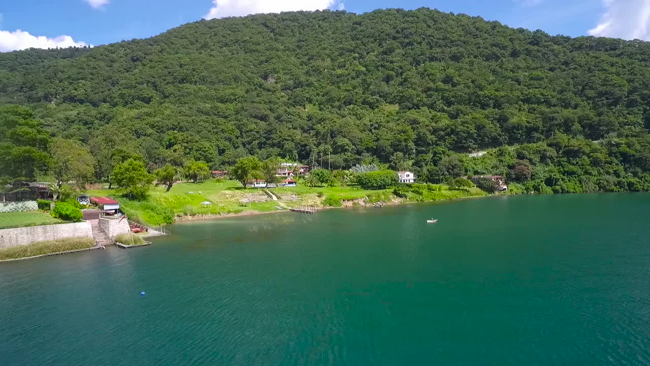 antena sobre la costa del lago amatitlan en guatemala