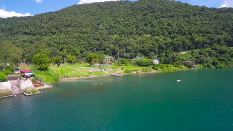 Antena-Sobre-La-Costa-Del-Lago-Amatitlán-En-Guatemala