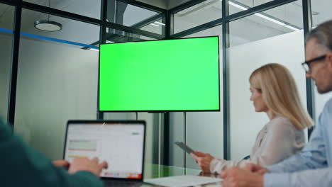 compañeros de oficina que buscan chromakey presentación de primer plano. personas serias que trabajan