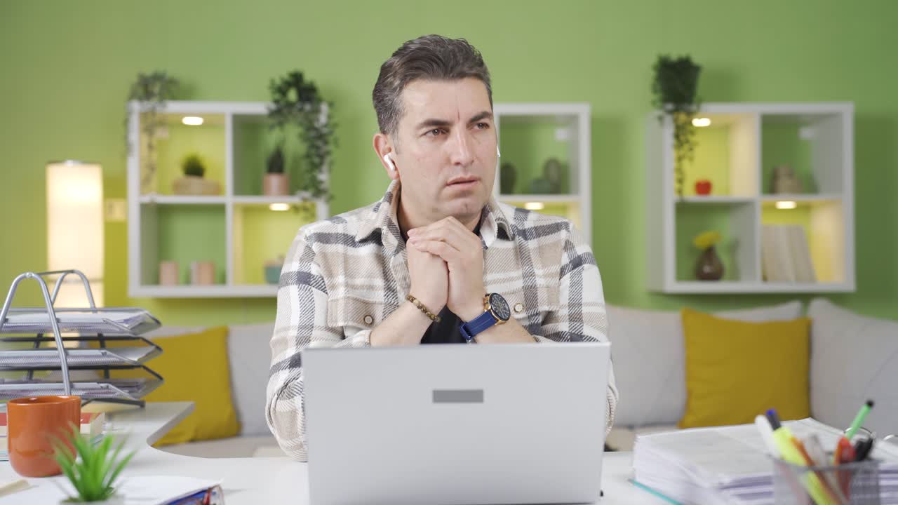 el trabajador de oficina en casa con presión de tiempo está estresado.