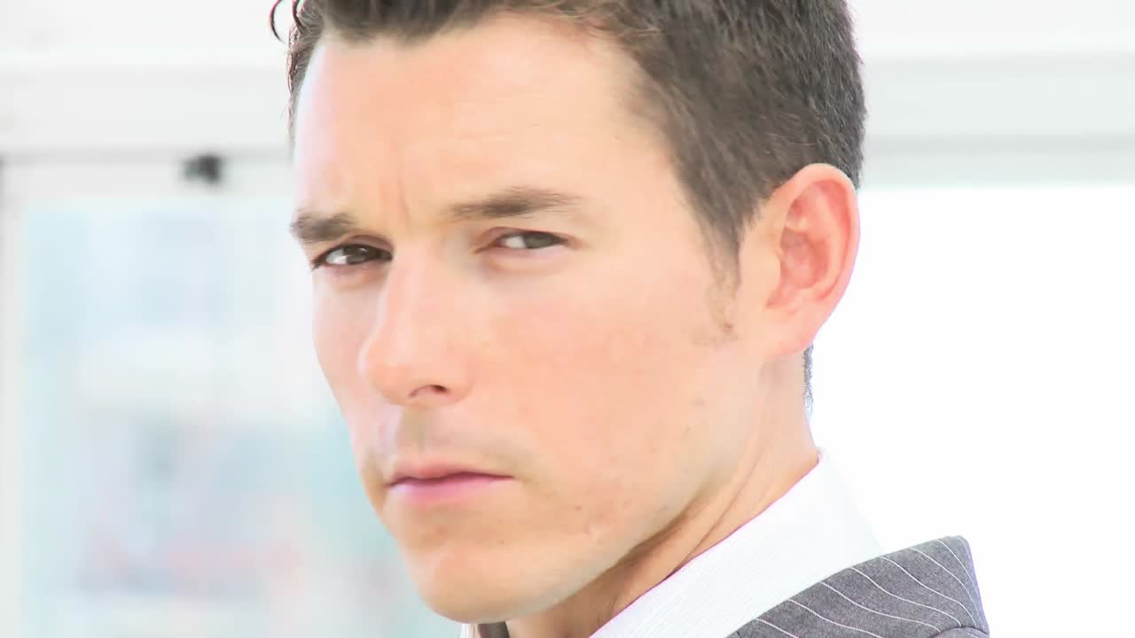 매력적인 사업가 웃는 근접