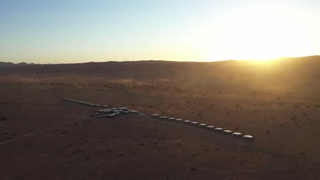 Sonnenuntergangsluftaufnahme-Einiger-Lodges-In-Der-Namibischen-Wüste-In-Der-Nähe-Von-Sossusvlei