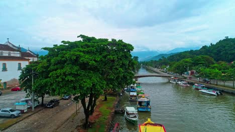 Hermosa-Vista-Aérea-De-Los-Edificios-A-Lo-Largo-Del-Canal-En-Paratay,-Brasil