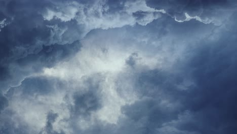 tormenta, nubes nubladas cielo oscuro con relámpagos