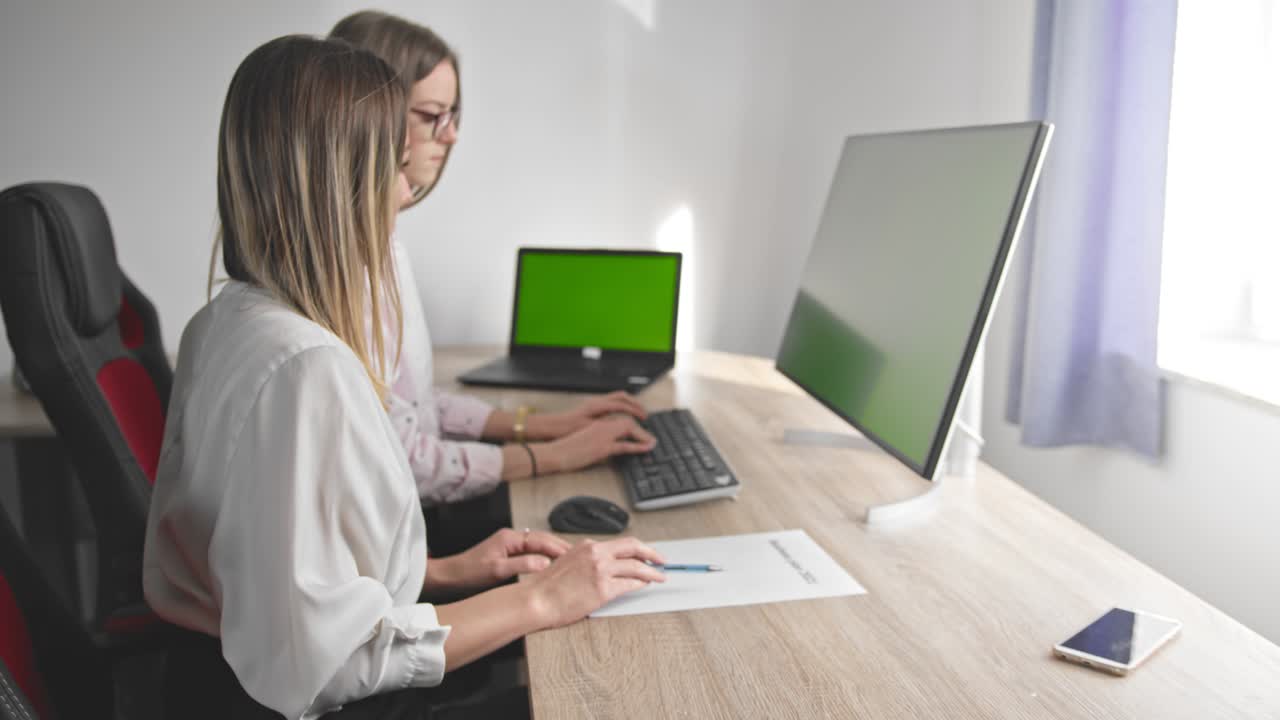 dos mujeres de negocios trabajan en la oficina en casa durante la cuarentena.