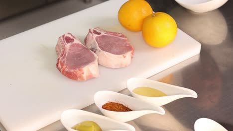 preparing pork chops with oranges and spices