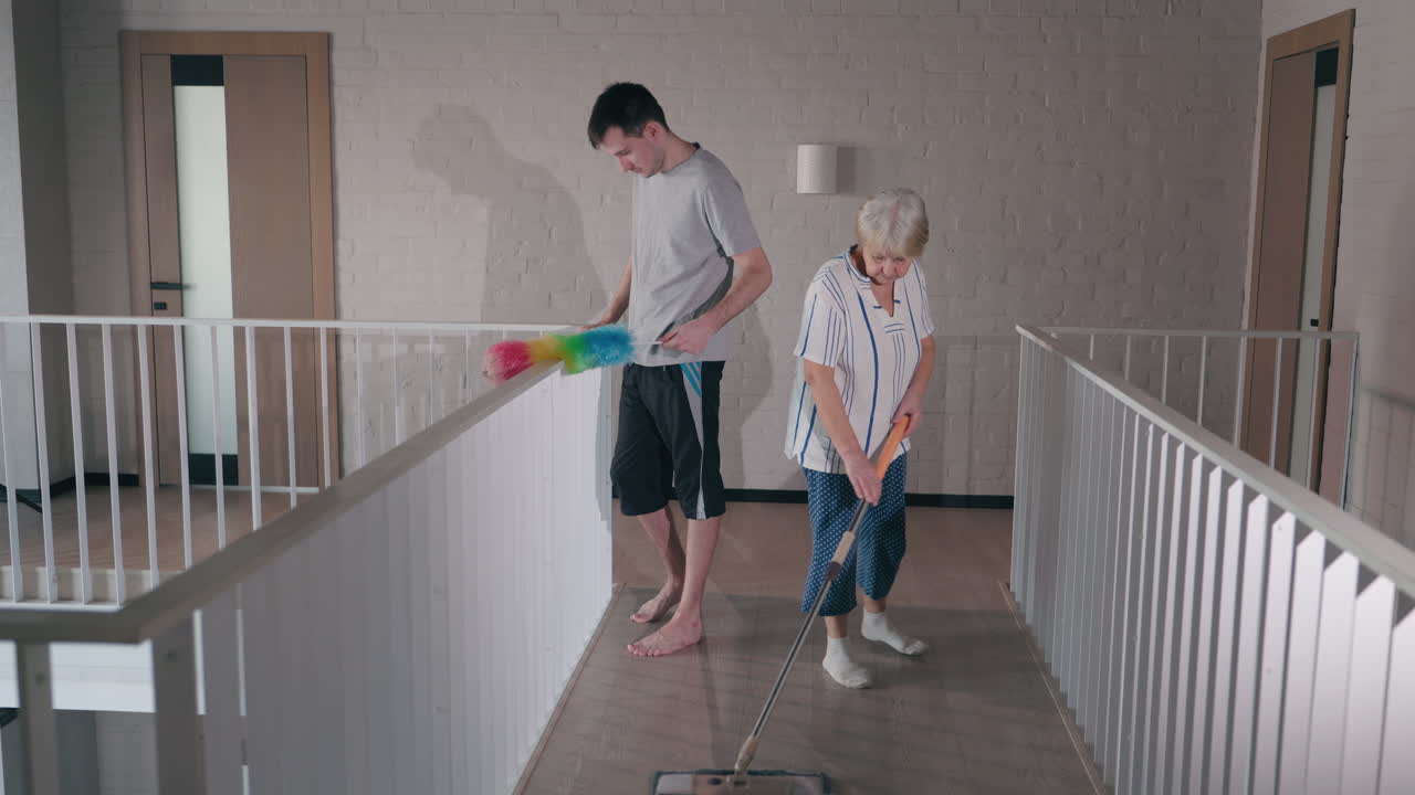 la familia limpiando la casa