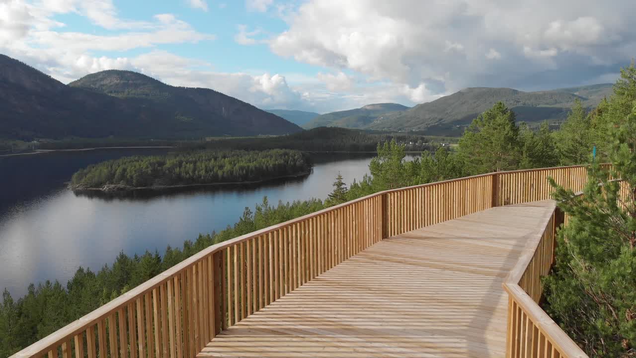 Fyrretræsgangbro over skov ved søen i Hamaren Aktivitetspark i Fyresdal, Telemark fylke, Norge