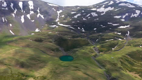 amplia toma panorámica del lago oreit en tusheti, georgia, en las montañas del cáucaso