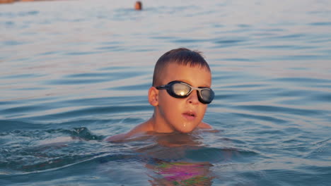 Kid-with-ball-bathing-in-the-sea