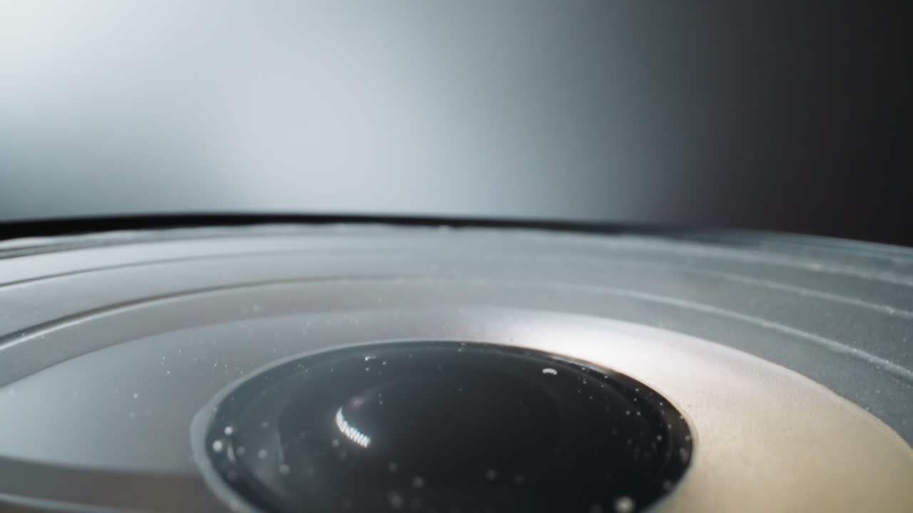 다이내 디아프라그마는 소리파를 만들어내고 올라가고 내려갑니다.